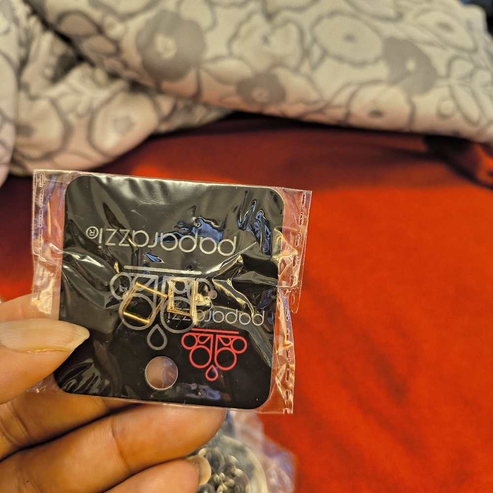 Several pieces of paparazzi jewelry assorted. All still in bags with tags